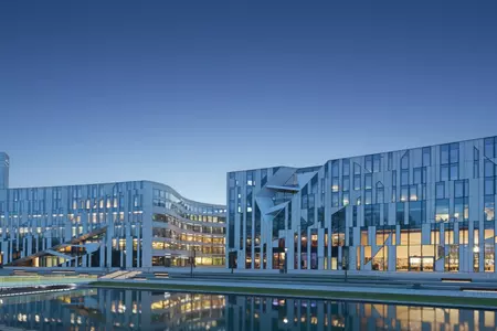 Kö-Bögen | Gebogene und thermisch “geknickte” Isoliergläser von Saint-Gobain Building Glass