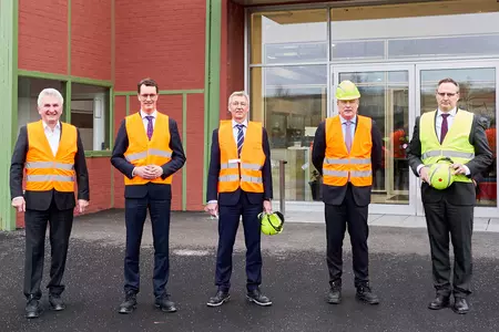 KLIMAPROJEKTFÖRDERUNG – MINISTERPRÄSIDENT UND WIRTSCHAFTSMINISTER VON NORDRHEIN-WESTFALEN ZU BESUCH AM SAINT-GOBAIN STANDORT HERZOGENRATH 