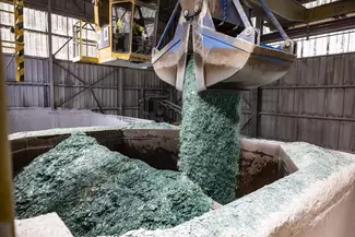 Bagger in Scherbenbecken