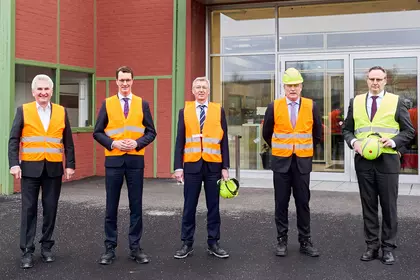 KLIMAPROJEKTFÖRDERUNG – MINISTERPRÄSIDENT UND WIRTSCHAFTSMINISTER VON NORDRHEIN-WESTFALEN ZU BESUCH AM SAINT-GOBAIN STANDORT HERZOGENRATH 