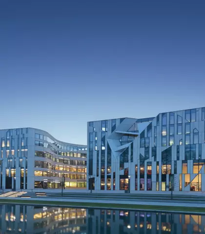 Kö-Bögen | Gebogene und thermisch “geknickte” Isoliergläser von Saint-Gobain Building Glass